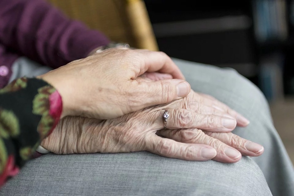 A saúde emocional do idoso no contexto hospitalar: um recorte literário sob a vertente psicanalítica 